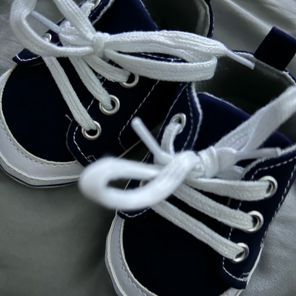 Baby shoes 0-6 months.